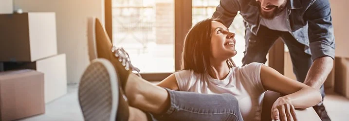 Zwei Personen beim Umzug mit dem Text oben links Eurocar, moving your way